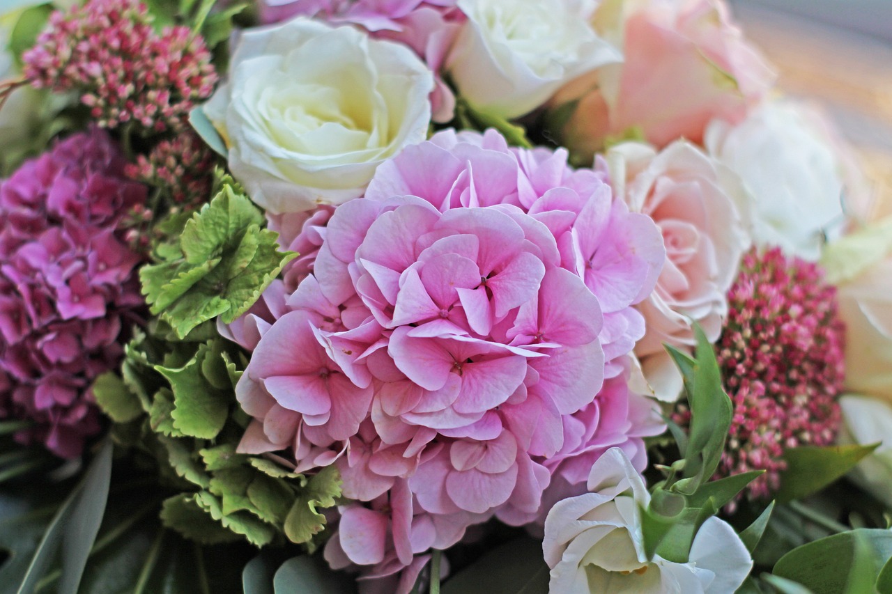 Najlepsze zaproszenia ślubne z motywem kwiatowym: Gdzie znaleźć idealne?